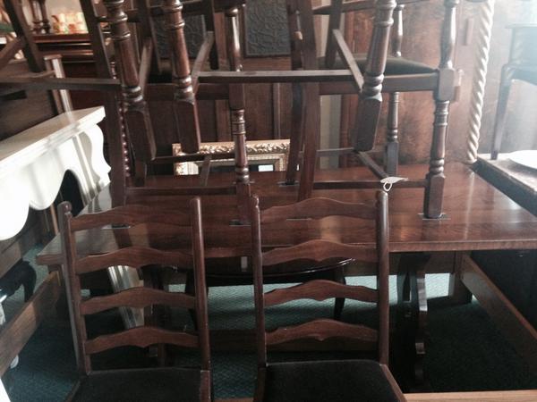 Oak dining table 2 carver  plus 4 (6) £175 bargain