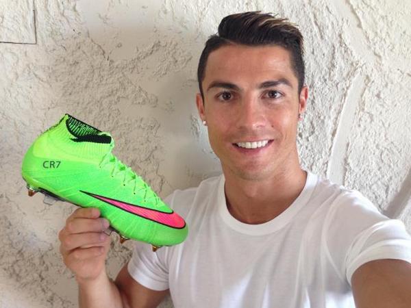 Foot Mercato on X: "Les nouveaux crampons de Cristiano Ronaldo Nike  Mercurial Superfly ! http://t.co/c3vxaUxWWK" / X