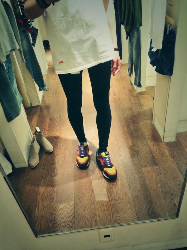 Yuya410 今日はスキニーパンツ買った ピチピチすぎる まぁいけるっしょ笑 ピチピチ履いて足強調しよ 笑 後はsupremeでtシャツ買った Http T Co Cmw8eeud7s Twitter