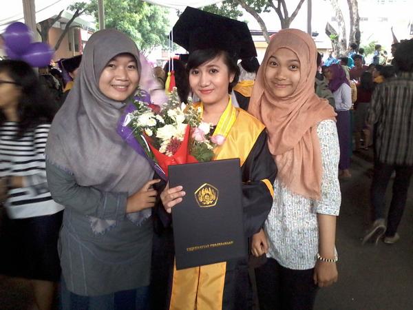 ratnaramandha's tweet photo. Congraduation mba @auliash_ :D sukses! http://t.co/OUlrdXQqly