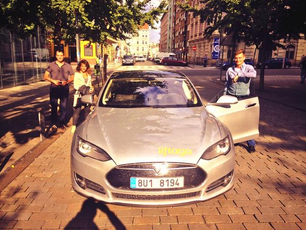 venca's tweet image. Báječná cesta Teslou od @Liftago z @bonamicz do @TheNode5 na #pstreda s @fstrupl a @catchy_m. Díky @OndraKra! :-)