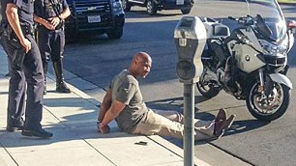 RT_America's tweet photo. Black producer on way to Emmys party mistaken for bank robber, handcuffed, held for six hours http://t.co/S9ZkYCVWnf http://t.co/qLawepDoe4