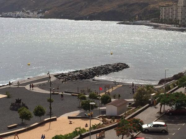 lolabita's tweet image. #Radazul #Playa nuevamente #cerrada #Policía #guardiacivil #PolicíaLocalSC peligro d oleaje y mar d fondo. #Tenerife