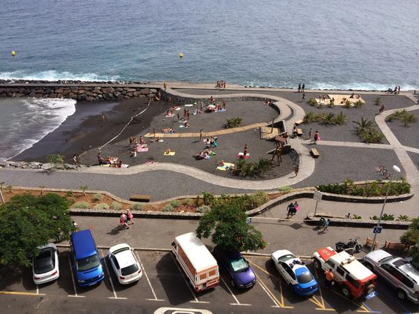 lolabita's tweet image. #Radazul #Playa nuevamente #cerrada #Policía #guardiacivil #PolicíaLocalSC peligro d oleaje y mar d fondo. #Tenerife