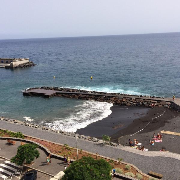 lolabita's tweet image. #Radazul #Playa nuevamente #cerrada #Policía #guardiacivil #PolicíaLocalSC peligro d oleaje y mar d fondo. #Tenerife