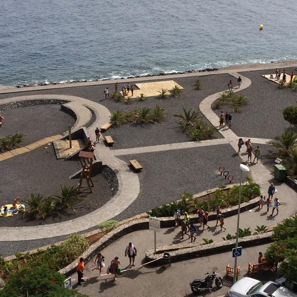 lolabita's tweet image. #Radazul #Playa nuevamente #cerrada #Policía #guardiacivil #PolicíaLocalSC peligro d oleaje y mar d fondo. #Tenerife