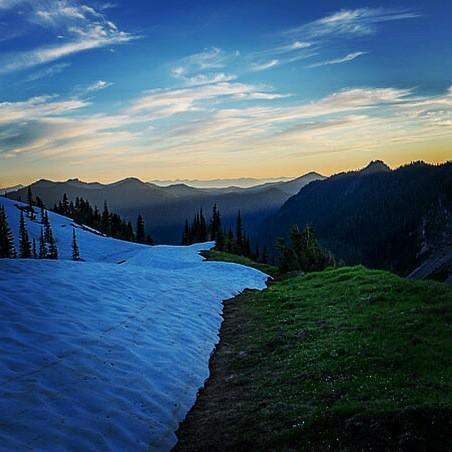 themuirproject's tweet photo. Snowy trail down Emerald Ridge. Mount Rainier. #mnrp #mountrainier #experiencewa #hiking #backpacking #fujixseries http://t.co/tDKsDaquXE