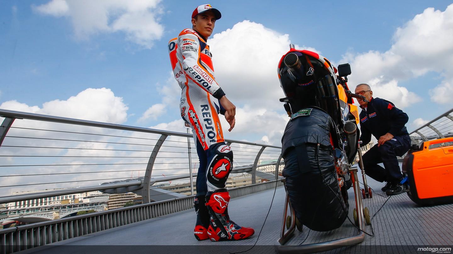 Moto GP фото за секунду до старта.