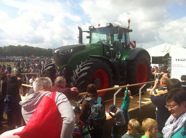 Veel mensen op de fendt feldtag in wadenbrunn ook voor de machtige fendt 1050 van maar liefst 500pk