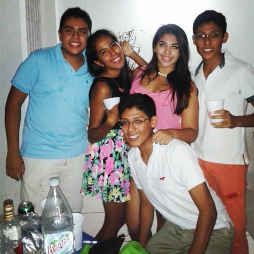 Greiscorzam's tweet photo. Las mejores rumbas solo con ellos💃😃👍 #Frieeends😘 http://t.co/uygimM25EE