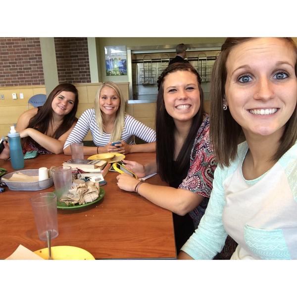 tiffclark12's tweet image. #FirstLunch @morganpavelka @Sara_Ann_3 @Chowwing83 😆