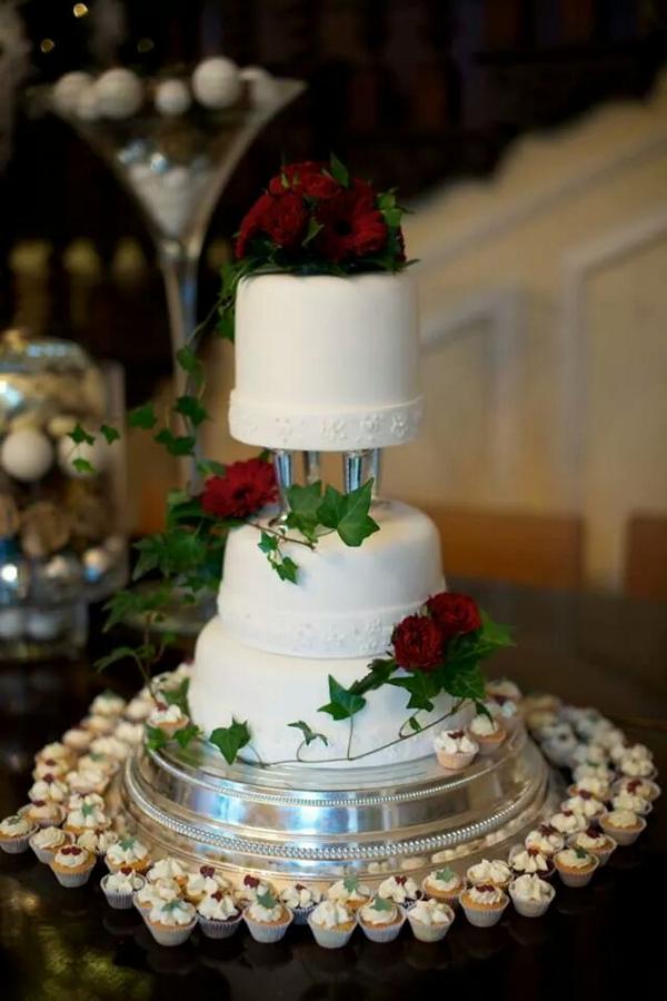 patchwork_cakes's tweet image. A few more wedding cakes :) #wedding #wedding cake #Devon