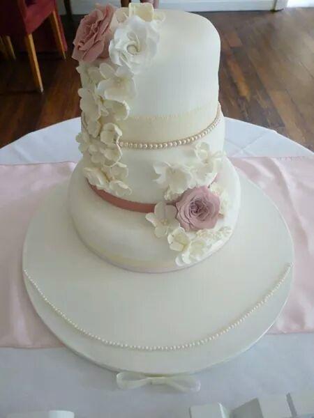 patchwork_cakes's tweet image. A few more wedding cakes :) #wedding #wedding cake #Devon