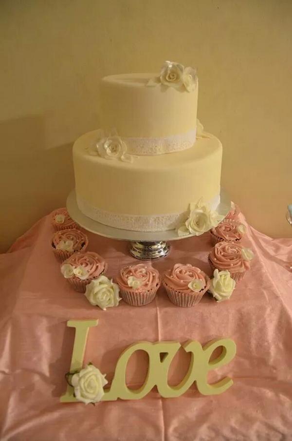 patchwork_cakes's tweet image. A few more wedding cakes :) #wedding #wedding cake #Devon