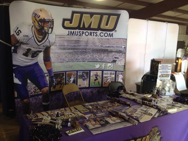 Nicest table they have seen all week!#ShenCofair #JMUDukes #1fanattime #1000posters @sfpugh