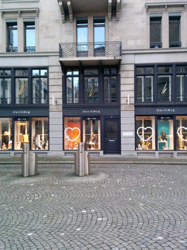philsi's tweet photo. Amazing shop name... #musikhug http://t.co/0E3TgDCnre