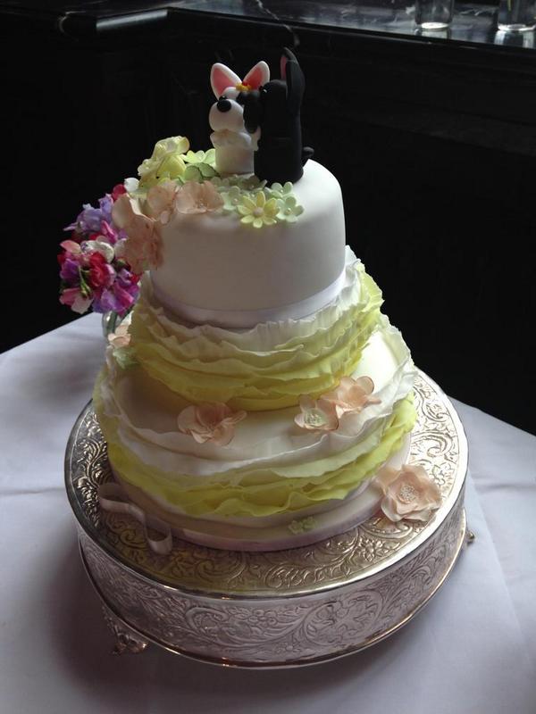 patchwork_cakes's tweet image. One of my recent wedding cakes #weddingcake