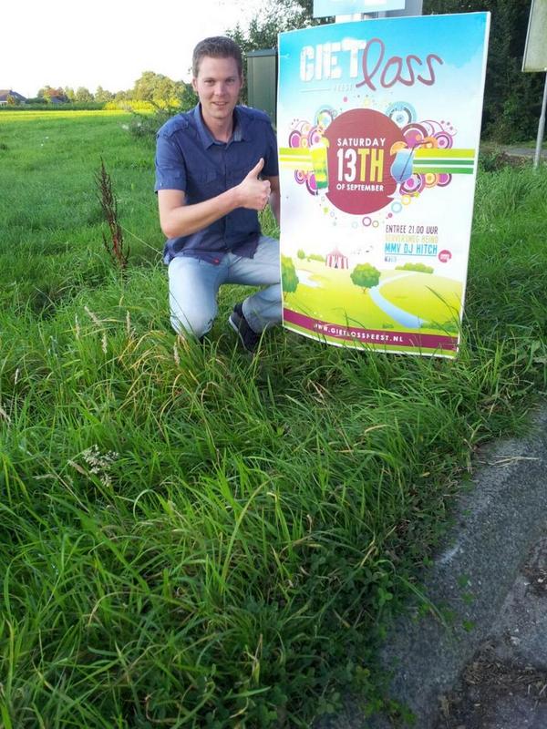 gietlossheino's tweet photo. Maak een originele selfie vd poster stuur naar @gietlossheino . En maak elke vrijdag kans op een zakje munten!! RT!! http://t.co/G1HU6gL2oL