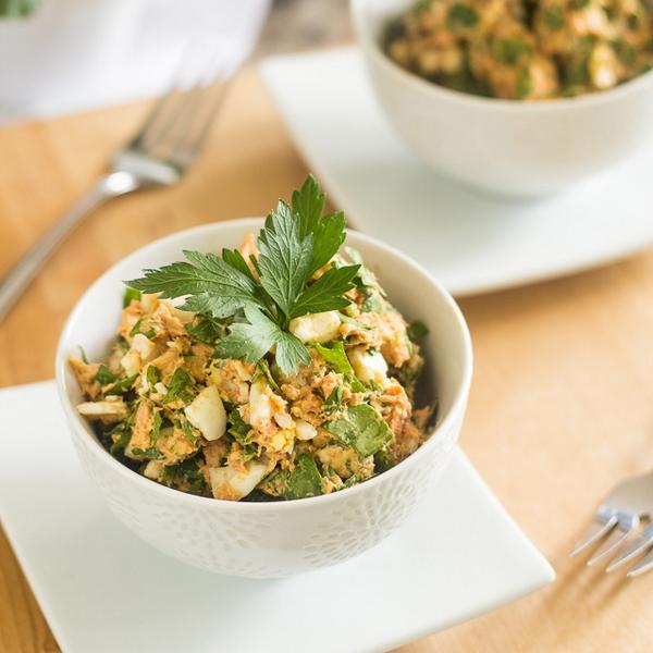 Haggleapp's tweet photo. Lookin' for somethin' healthy? The Healthy Foodie has you covered w/ her salmon &amp; avocado salad! #healthfood #humpday http://t.co/lhkRXppOIB