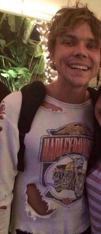 Sarah_astronaut's tweet image. Uh oh! The 5sos moth problem is getting worse!! #help5sos