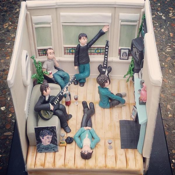 うたたね猫 Definitely Maybe のジャケットを再現した Oasis Cake 凄い 勿体無くてボーンヘッドの髪以外は食べられないな Noelgallagher Liamgallagher Adams Cakes Http T Co Bgzg1w7gbq