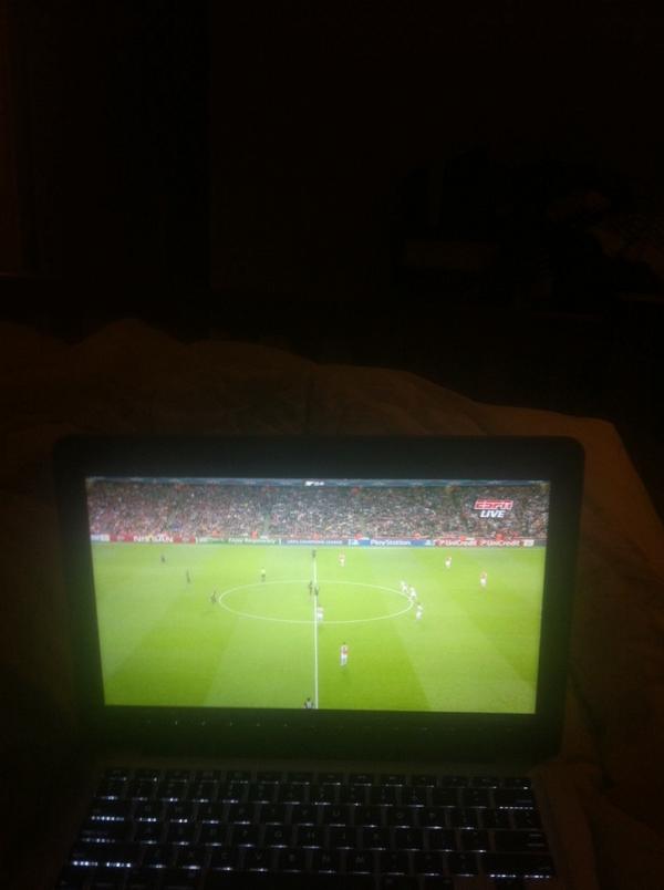 gia__892's tweet photo. #watchingfrom #ARSBES #ChampionsLeague my bed at 5am @Copa90 @TheVujanic @PoetsCornerUK http://t.co/koSTPqPdUS