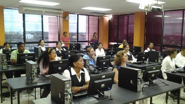 DRodriguezGPE's tweet photo. @LuciaSosaR Nuevo curso de herramientas informáticas para los funcionarios del GADPE. http://t.co/8syxX2jrui