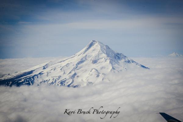 KariBruckPhoto's tweet image. One of my fav images from this summer, flying into Oregon, Mt Hood. #MtHood #Oregon #favimage #photography #missingOR