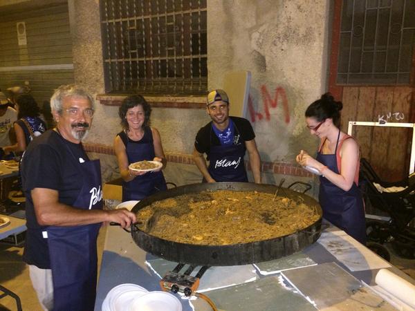 blausgranollers's tweet photo. Els cuiners de la fideuà! #granollersoblidat, comença ara mateix!! #blaus2014 #fmbib http://t.co/YYwbDTfiDf