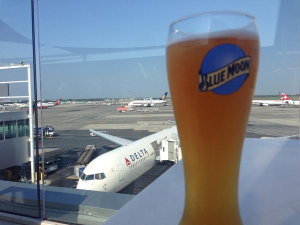JimmyT2319's tweet photo. Enjoying @BlueMoonBrewCo @Delta Sky Deck en route to #Santorini #ThalassitisSubmerge2014 @GaiaWines @atheneewines http://t.co/jdKG5OkYLl