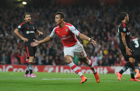 Alexis enamoró al Emirates Stadium