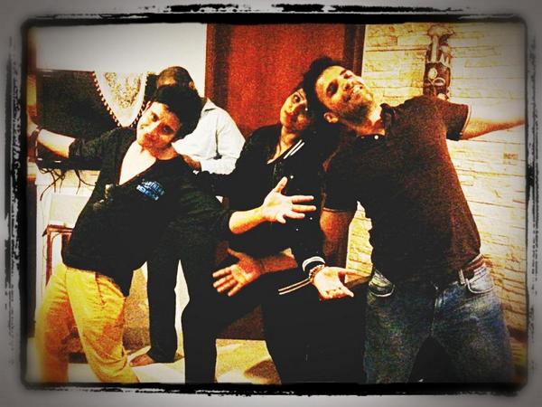 PrabhaVikram's tweet image. @iamsrk 'THE POSE'...awesome party...Happy Birthday @DiptiJindal ...wth @p_tweedy #birthday #party #FunTimeForever