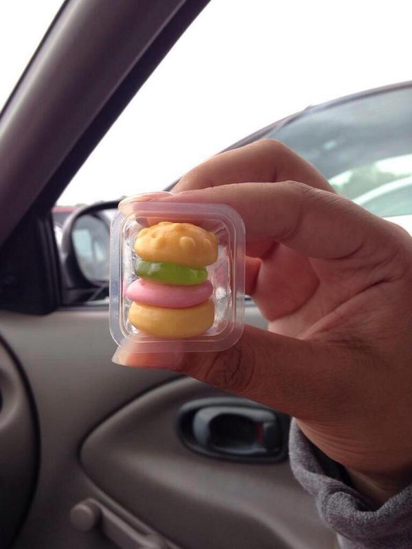 _worldofamy's tweet photo. THESE WERE MY FAVOURITE SWEETS EVER I WOULD BUY LIKE 5 aT A TIME
I USED TO EAT THE MIDDLE ONES THEN THE OUTSIDE ONES http://t.co/NxuVKwcA85