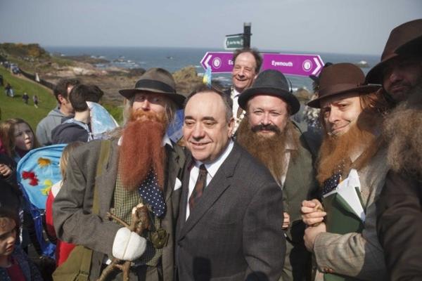 mik61scot's tweet photo. @chesthigh @HuffPostUKPol Sturgeon's DIM seen here giving Eck discreet close protection...#indyplan http://t.co/v9LagfYWtm