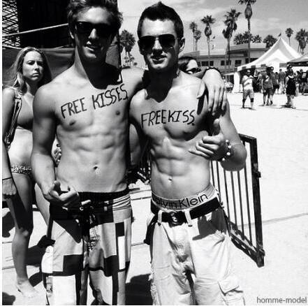 ghostlymanex's tweet photo. Girls you need to find these guys, their desperate 😂 #hotties #boys #abs #absandass #favorite http://t.co/hdz1CKM1Qx