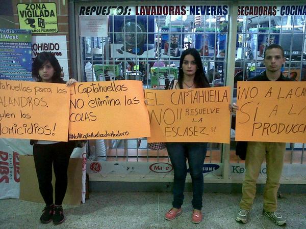 LuisEnrique1057's tweet photo. Nuestros hermanos de @JVP_Guaicaipuro también Rechazaron la Capta Huella de Maduro desde La Hoyada #LosTeques http://t.co/7jhTsrpSyQ