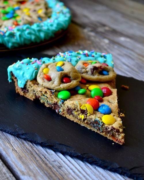 FoodPornAddicts's tweet photo. M&amp;M Cookie Cake. #FoodPorn http://t.co/zWuC5UVRwZ