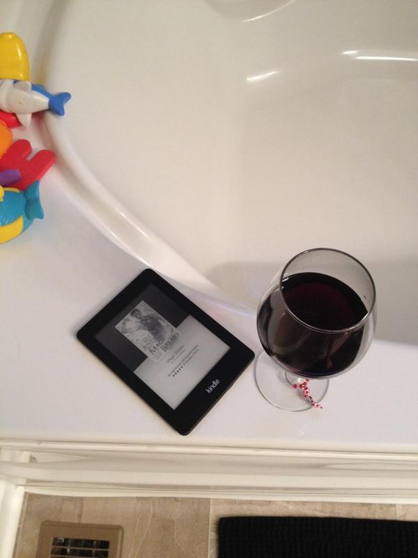 americanbabydmb's tweet photo. A few min of peace with a bath, wine and book :) ( don't mind the kiddos toys ) what else could I a girl need :) http://t.co/I8xF1Crd9C