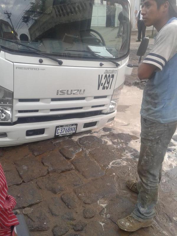 DD_pato's tweet photo. Gracias mito por los pequeños oyos de xela arregla las putas calles http://t.co/8ENEBcIQid