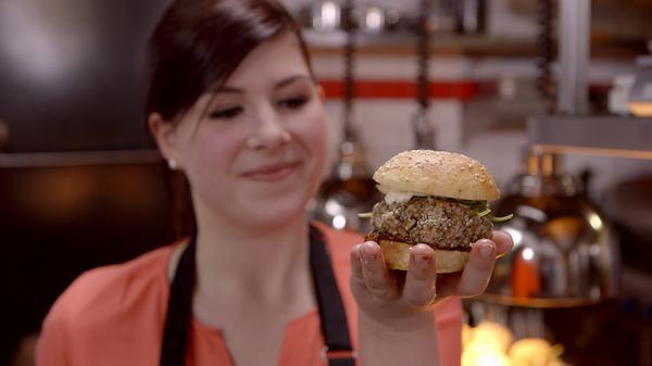 noovo_ca's tweet photo. Le #PrixJuneau du meilleur hamburger : Catherine! Bravo! http://t.co/2tNZgF3wCR
