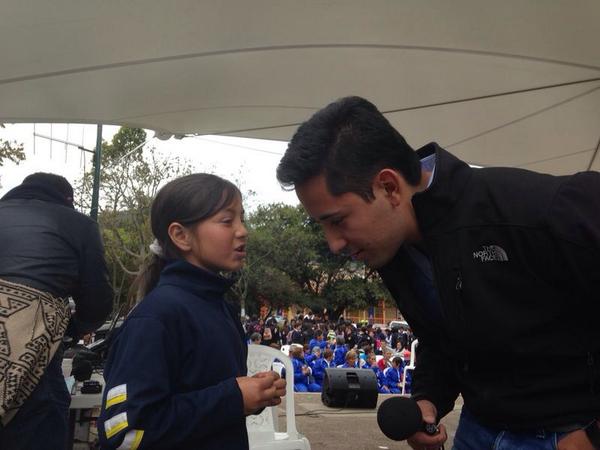 LaCaleraJoven's tweet photo. Estudiante agradece a @camjim su experiencia en des-conferencia #SemanaDeLaJuventud @LaCaleraOficial @ColombiaJoven http://t.co/TdIVzQg2kP