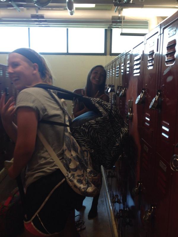 Lexxx_iam's tweet photo. How we do it in HdG #studentathletes #backpacksonbackpacks http://t.co/6uIoOWaTo1
