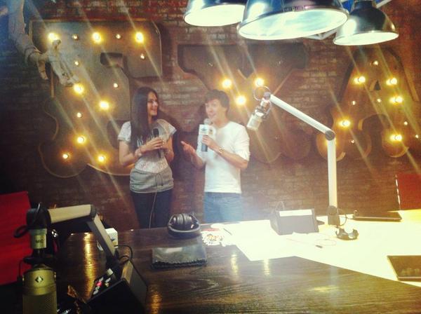 r_elespectaculo's tweet photo. Muy buena la platica de @ginn_ezq con @rogergzz ¡Próximamente! No te la puedes perder #entrevista #RogerGonzalez http://t.co/1Af94jOC57
