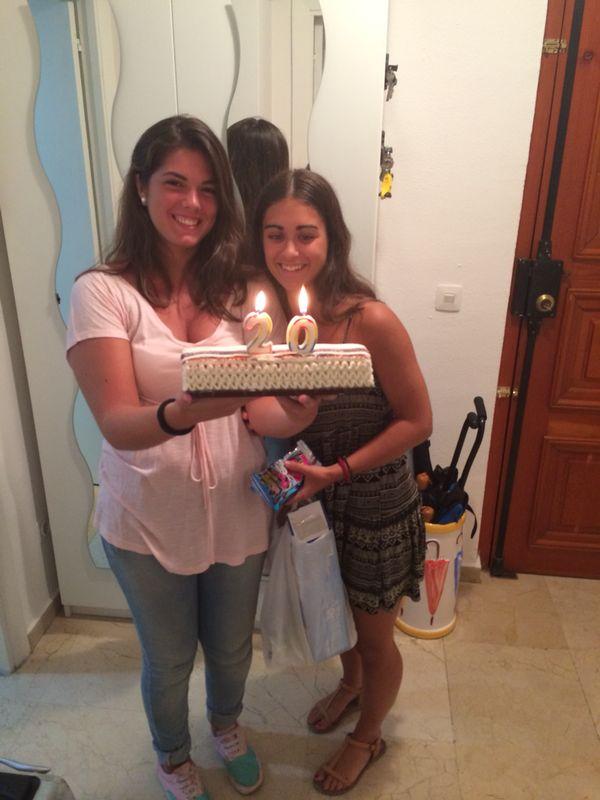 Lauragarridofr's tweet photo. Me las como, abrir la puerta y encontrartelas así por en pasillo jajajajaja @MariaC3R @isacayrasso os quiero másss!! http://t.co/TAnQfJUF9T