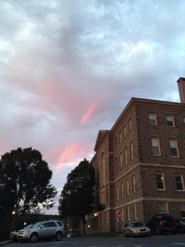 KhanChristina's tweet photo. A beautiful rainbow over @colgateuniv right as Convocation begins. #Colgate2018 http://t.co/QE6dZy6oRr