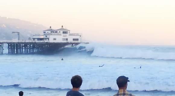 CoolContentBro's tweet image. Surfer Shoots Pier, Unimpressed Camera Owner Pervs On Girl - coolcontentbro.com/surfer-shoots-…