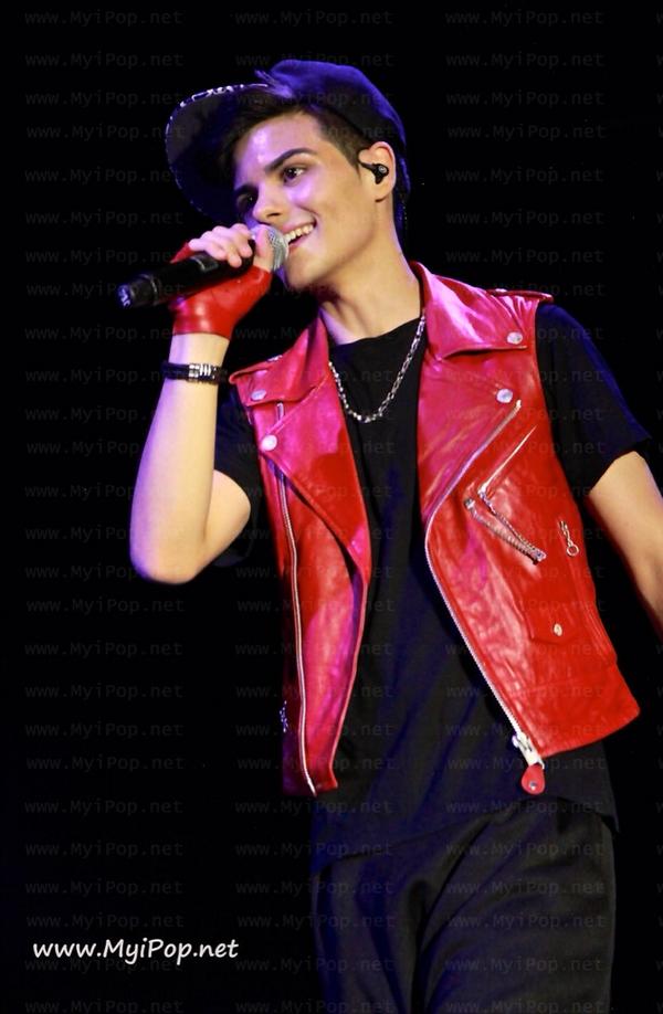 AbrahamMateo's tweet photo. Tu siempre estás ahí en mi soledad cuando escribo una canción... Mándame un Tweet!! #PrincesasTraviesas <3 #GiraAM http://t.co/oKFmSWNq1y