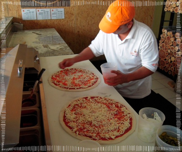 PizzaSpicchio's tweet photo. ¡Hoy todos comen! en el 2x1 #Spicchio. *Solo aplica en comedor y mostrador en sucursal La Estancia. http://t.co/8qgvl9zbJh
