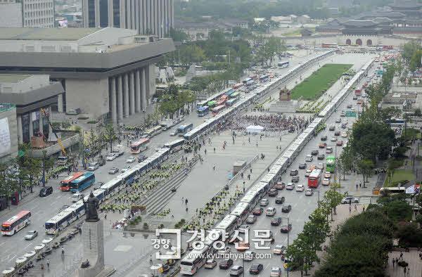 kyunghyang's tweet image. 헌법 위의 '경찰 차벽'/헌법재판소가 2011년 위헌이라고 결정한 ‘차벽’(버스로 특정 장소나 집단을 봉쇄하는 것)을 세월호 참사 가족과 시민들을 차단하는 데 경찰이 악용goo.gl/9lrrSD