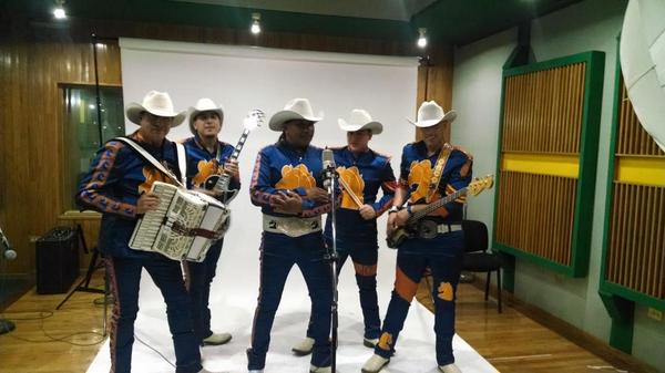 Grupo_Bronco's tweet photo. Amigos saludos a todos los fans desde la secion de fotos para el vídeo ESO ME GUSTA http://t.co/H2vLzKg8LA